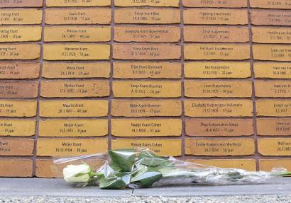 Herdenkingsbeeld met namen van Joodse mensen.