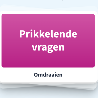 Een stapeltje kaarten. Op het bovenste kaartje staat 'Prikkelende vragen' en 'omdraaien'.