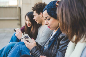 mensen met mobiele telefoons