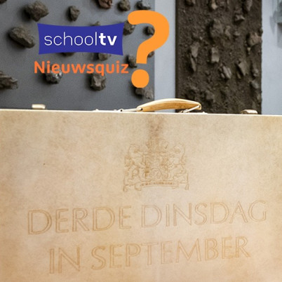 Koffer met daarop Derde dinsdag in september met lachende minister Eelco Heinen ernaast. Logo van Schooltv Nieuwsquiz.