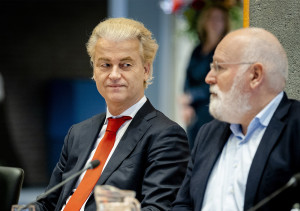 Geert Wilders kijkt schuin naar Frans Timmermans.