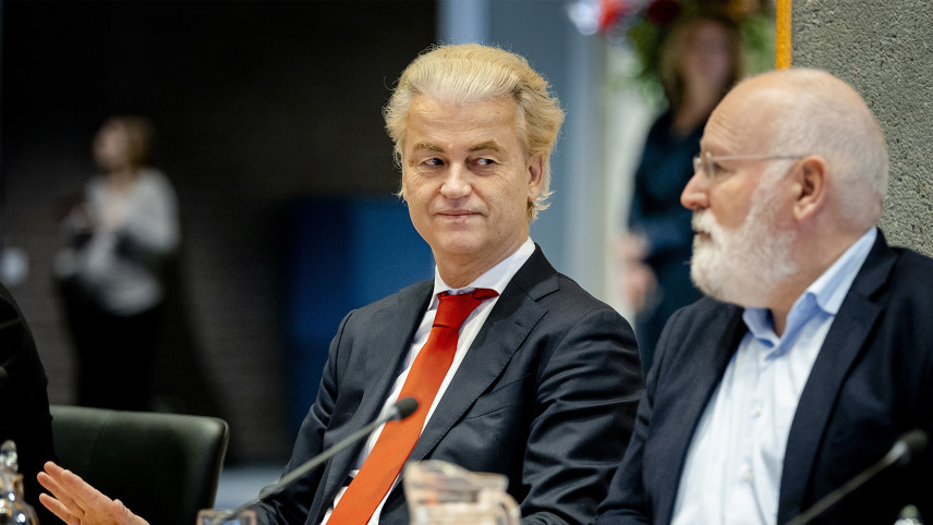 Geert Wilders kijkt schuin naar Frans Timmermans.