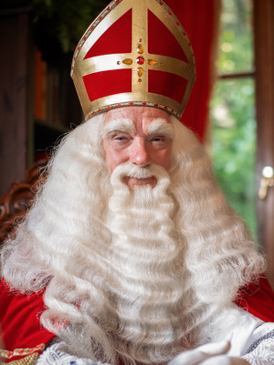 Sinterklaas lacht naar de camera