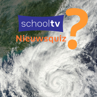 Een sattelietfoto vanuit de ruimte waar een tornado te zien is en het Schooltv Nieuwsquiz logo