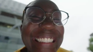 Een foto van het gezicht van presentatrice Tirsa die met een brede lach te zien is. 