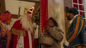 Een foto van Sinterklaas en drie Pieten voor de deur van het Grote Pietenhuis