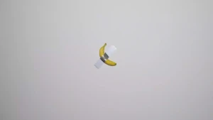 Banaan is met ducttape vastgeplakt aan witte muur