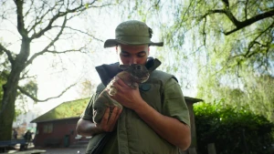 Foto van presentator Wildebras die een konijn vasthoudt.