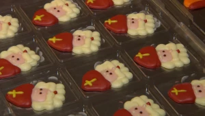 Een foto van chocolaatjes in de vorm van Sinterklaas in plastic verpakking.