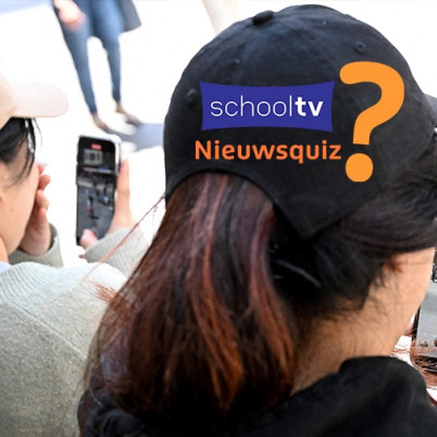 Foto met twee meiden met pet op die iets op straat filmen met hun telefoon en illustratie van het logo van de Schooltv Nieuwsquiz.