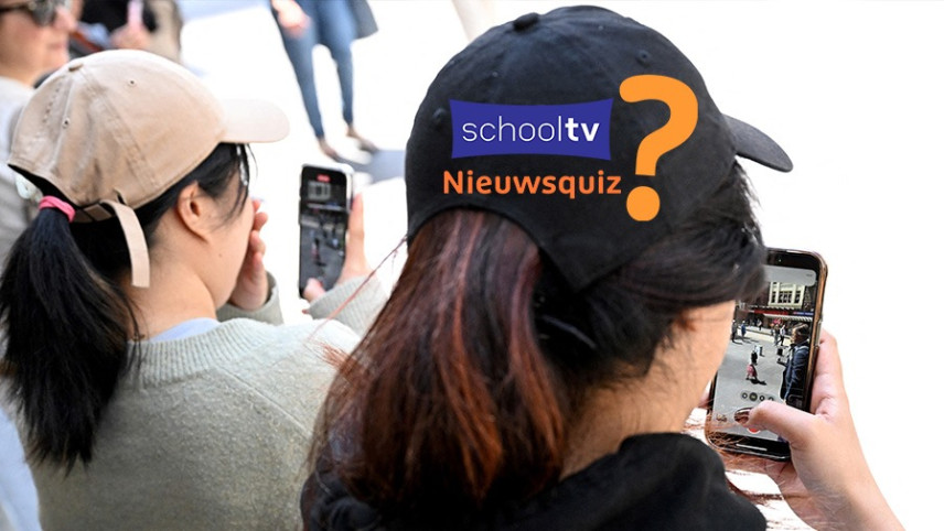 Foto met twee meiden met pet op die iets op straat filmen met hun telefoon en illustratie van het logo van de Schooltv Nieuwsquiz.