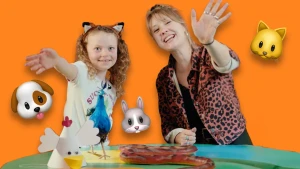 Foto van presentator Rosalie en meisje die zwaaien, met emoticons van een hond, konijn en vos in de foto geplakt.
