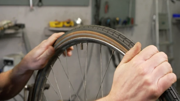 Hoe plak je je fietsband? | Schooltv