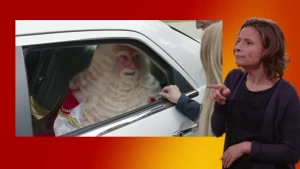 Een foto van een gebarentolk die gebaart bij een foto van Sinterklaas in een auto. Bij de auto staat iemand tegen Sinterklaas te praten.