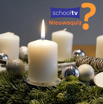 Op deze foto zie je een brandende witte kaars op een adventskrans. Ook het Schooltv Nieuwsquiz logo is te zien in het blauw en oranje.