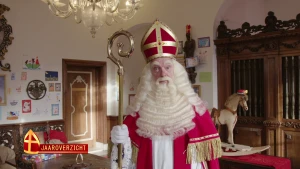 Een foto van Sinterklaas in zijn werkkamer in het Grote Pietenhuis. Linksonderin de tekst Jaaroverzicht.