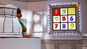 Foto van vierkant spelbord met verschillende plaatjes en cijfers en oranje pop die vanuit zetel naar het spelbord kijkt.