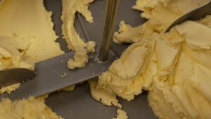 Boter wordt gemengd in machine.