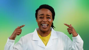 Presentatrice huilt van het lachen en wijst naar haar ogen.