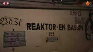 Foto van een muur met tekst 'reaktor en bassin' erop.