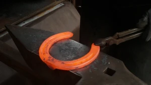 Nieuwe hoefijzers maken voor paarden