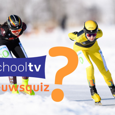 Schaatsers op natuurijs. Met daarop het Schooltv nieuwsquiz logo.