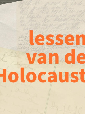 Oude brieven met daarop oranje letters