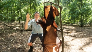 Foto van Freek Vonk die geschokt kijkt naar een vleermuis zo groot als hemzelf.