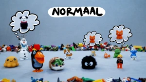 Illustratie van poppetjes op lichtblauwe achtergrond met denkwolkjes met hondjes en katjes en het woord 'normaal' erboven.