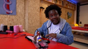 Foto van presentatrice Tirsa die haar getufte skateboard aan het scheren is.