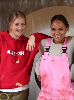 Foto van drie presentatoren