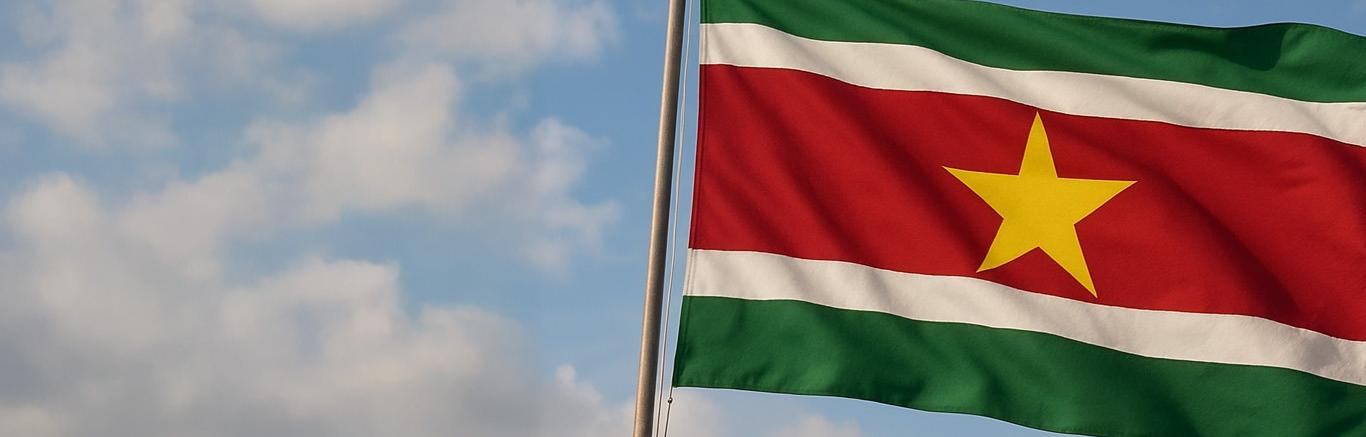 Surinaamse vlag wappert in de wind.