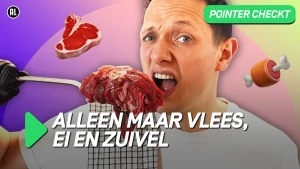Een foto van de presentator die met een vies gezicht een hap wil nemen van een lepen met een enorme klomp rauw vlees.
