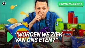 Een foto van de presentator met in beeld de tekst Worden we ziek van ons eten, op tafel staan producten als limonade, soep en chips.