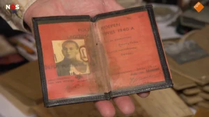 Foto van het identiteitsbewijs van Piet Touw, soldaat in de Tweede Wereldoorlog