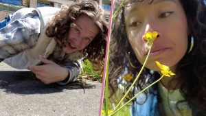 Een splitscreenfoto van 2 presentatoren, de linker ligt op zijn buik te kijken naar een plantje, de rechter ruikt aan een boterbloem.