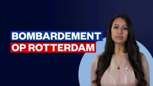 Een foto van de presentatrice rechts in beeld met links de tekst BOMBARDEMENT OP ROTTERDAM.