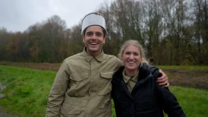 Een foto van Floris en Britt dekker. Floris heeft een soort kap op zijn hoofd.