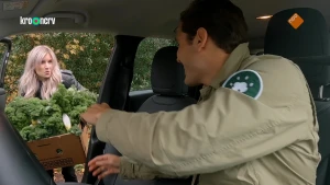 Een foto van Floris die in de auto zit, Dionne wil instappen, ze heeft een grote doos met planten/groente bij zich.