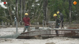 Drie bouwvakkers weken op een werkplaats in Suriname