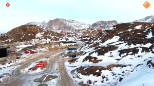 Foto van een bergachtig landschap met rotsen, sneeuw en enkele huizen