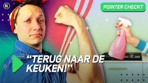 Een foto van de presentator, hij doet een imitatie van de "We Can Do It!" poster uit 1943. In beeld de tekst: Terug naar de keuken!