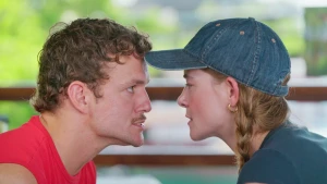 Een close-up foto van de beide presentatoren die elkaar aankijken, Jurre links en Emma rechts.