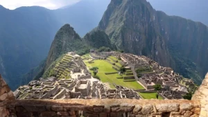 Een luchtfoto van de ruines van de oude Inca stad Machu Picchu, op de achtergrond bergen.