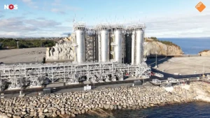 Foto van een Installatie met vier grote cilinders gelegen aan de kust.