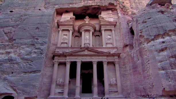 Foto van de stad Petra in Jordanië met een tempel uitgehouwen uit de rotswand. 