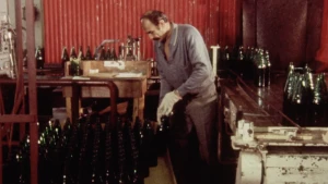 Foto van een gastarbeider in een fabriek begin jaren zeventig.
