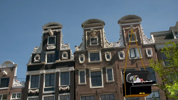 Een foto van grachtenhuizen in Amsterdam. Dit zijn hoge smalle huizen die mooi versierd zijn. Bij één van de huizen is een piano getekend die aan de hijsbalk hangt. Op de piano ligt een getekende duif te chillen.