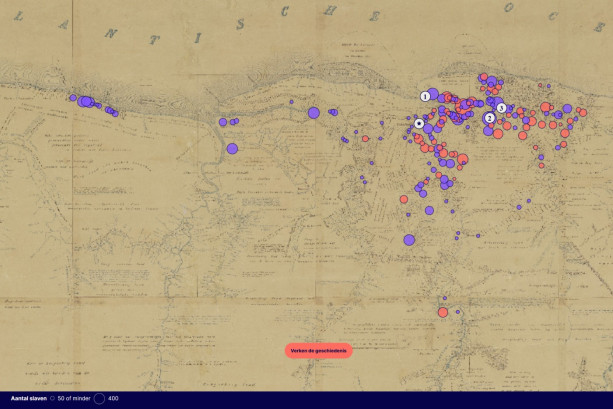 Een illustratie van een oude kaart van Suriname met stippen op de plekken van plantages, hoe groter de stip, hoe meer tot slaaf gemaakten daar vrij zijn gemaakt.