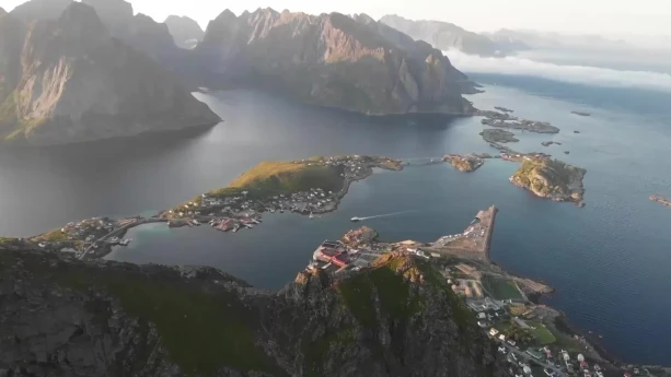 Een foto van een fjord in Noorwegen, je ziet nog wat huizen op de rand en op een eilandje in het fjord.